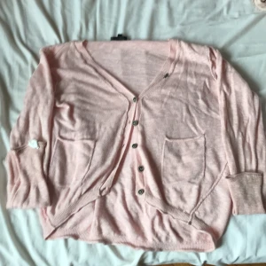Rosa kofta från Kappahl  - Köpte den nyligen men passade inte riktigt mig