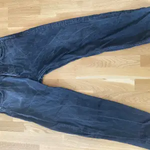 Svarta jeans av modell space i använt skick, större märken eller håll visas på bilder. I övrigt är dom även lite urtvättade. Men riktigt coola byxor med en pösig känsla.