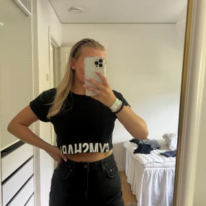 Träningstopp  - Träningstopp från Gymshark Strl S Använd få gånger så i fint skick. 📷 Säg till om du vill ha fler bilder så fixar jag det. 💸 Vid snabb affär kan ja tänka mig att sänka priset. ✉️ Köparen står för frakten. 📍 Kan mötas upp i Tyresö.