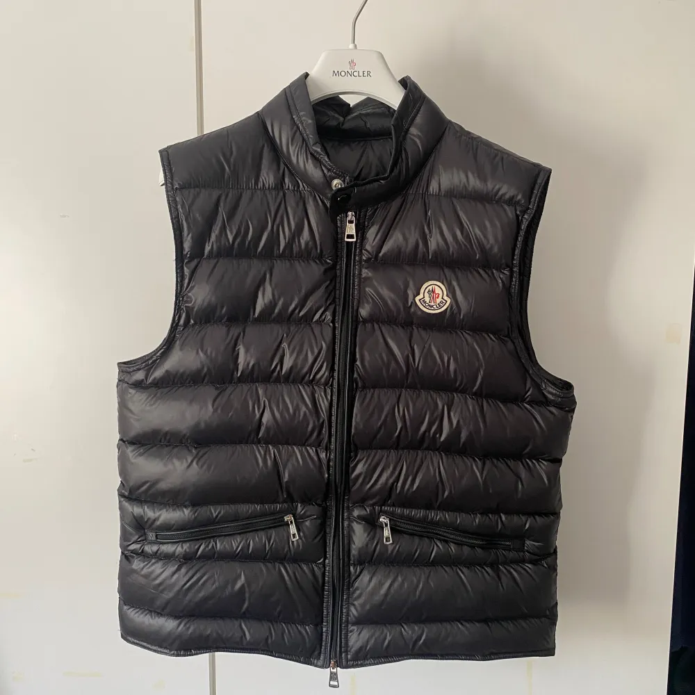 Moncler gui navy. Skickat är 9 av 10 endast för att dragkedjan är lite sliten (ingenting som syns eller märks) därav det bra priset. Tyvärr hittar jag inte kvittot men jag kan bevisa äkteheten genom nfc scan och qr kod. Nypris 8999, mitt pris 1800. Jackor.