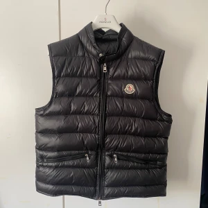 Moncler gui navy - Moncler gui navy. Skickat är 9 av 10 endast för att dragkedjan är lite sliten (ingenting som syns eller märks) därav det bra priset. Tyvärr hittar jag inte kvittot men jag kan bevisa äkteheten genom nfc scan och qr kod. Nypris 8999, mitt pris 1800