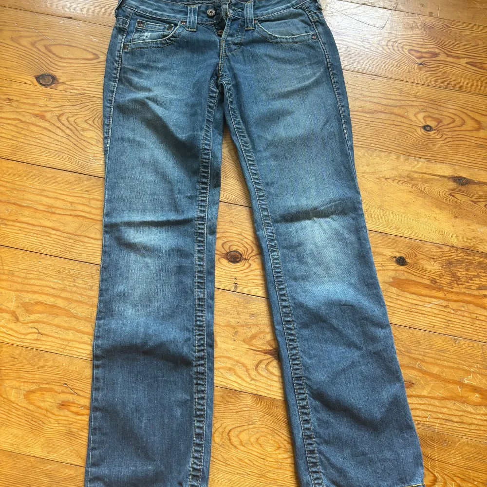 Säljer nu ett par jättesnygga lågmidjade replayjeans i strl 27/32, de är i väldigt fint skick och sparsamt använda🌸 Nypris ca 1900. Jeans & Byxor.