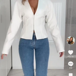 figursydd jacka  - säljer min figursydda jacka ifrån zara som är super snygg och slutsåld! bara använd en gång, skriv privat för bilder. nypris 400kr. storlek XS men passar även S❤️