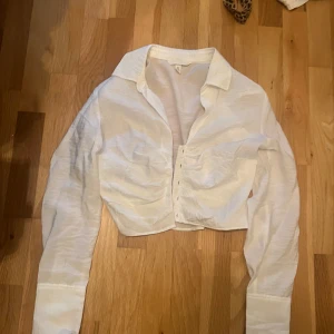 Vit blus - Långärmad vit blus, draperad