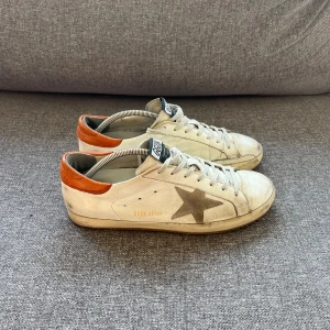 Golden Goose Superstar - Säljer ett par sköna golden goose i storlek 43. Fint skick. Hörs i pm vid frågor & funderingar.
