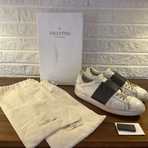 Valentino open - Säljer nu dessa ritkigt feta valentino open skorna i storlek 43✨ använt skicka men med en tvätt kan de bli riktigt fräscha. Allt og medföljer🪿  Skriv vid frågor eller funderingar