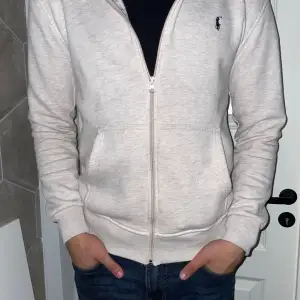 Använd få gånger. Storlek M, ljusgrå Ralph lauren zip hoodie. Säljer pga inte min stil. Inga skador eller fläckar.