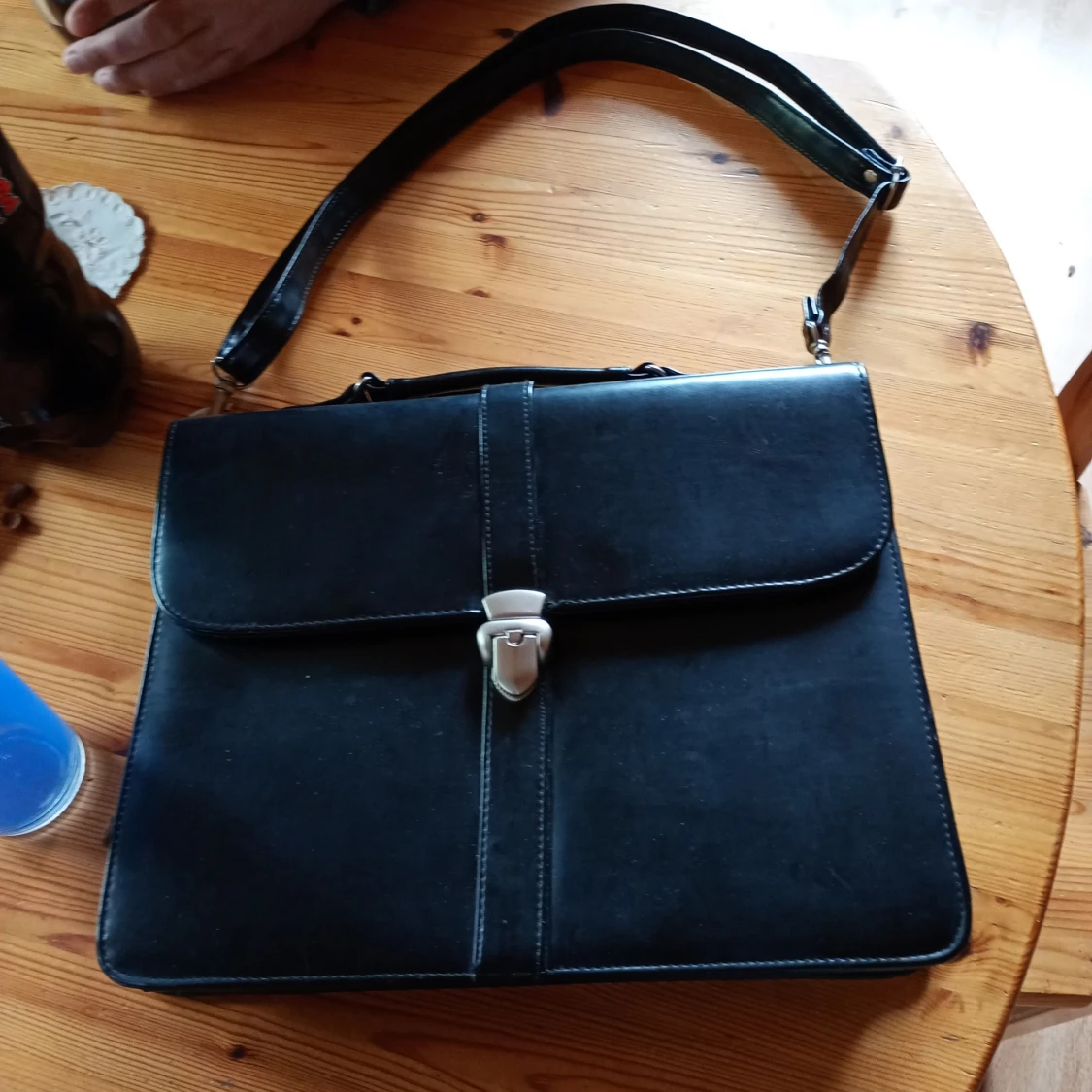 Stor svart väska skinn läder låsbar med axelremmar. - 1