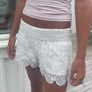 Trendiga spetsshorts  - Hej! Jag säljer dessa skitsnygga spetsshorts som är perfekta nu på sommaren. Det finns inga lappar kvar men skulle säga att storleken är S/M❤️ pris kan diskuteras 