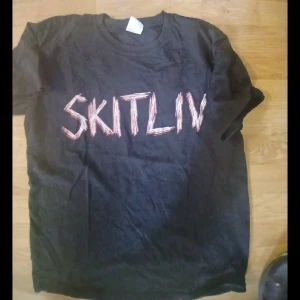 Skitliv. Merch - Skitliv merch