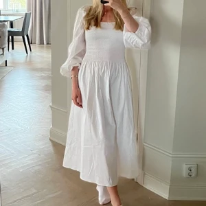 Vit klänning från COS - Underbar vit sommarklänning från COS, strl 36. Använd en gång. 