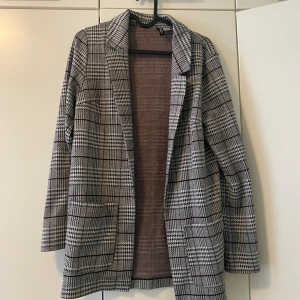 En blazer - En skön mönstrad blazer med två fickor. 