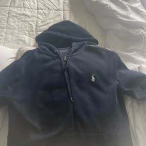 Ralph laruen zip up - Säljer min Ralph laruen zip up hoodie i mörkblå storlek xs passar från 160-167 ca. Bra skick. För mer frågor eller bilder skriv privat 