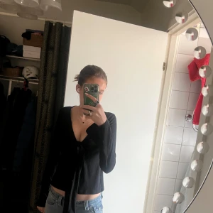 Gina tricot tröja - Jätte fin tröja från Gina tricot💕 den är använd och den är lite nopprig men annars är den perfekt för sommaren och är i perfekt skick💕