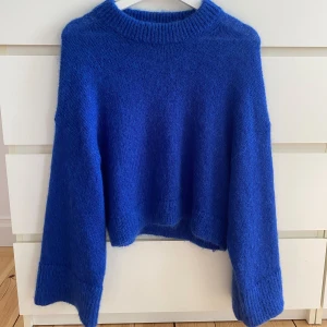 Stickad tröja  - Från &other stories. 100% mohair. SÅ fin, jag älskar den men får inte så mycket användning för den tyvärr. Storleken är xs men den sitter även så fint på S och M, jag själv är en M! 