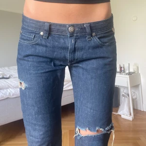 Vintage jeans - Säljer dessa snygga vintage jeans. Jag är 170cm och skulle säga att dessa jeans är i storlek S/ 36. Najs mörkblå färg på jeansen så de passar till nästan allt. Använda fåtal gånger.