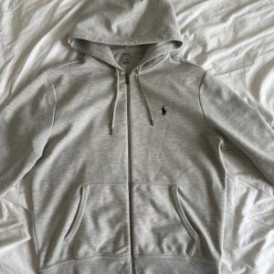 Polo Ralph Lauren zip hoodie - Säljer en Polo Ralph lauren zip hoodie. Använd men fortfarande rätt fräsch. Storlek M. Kom med bud eller byten. Skriv om de finns frågor! 