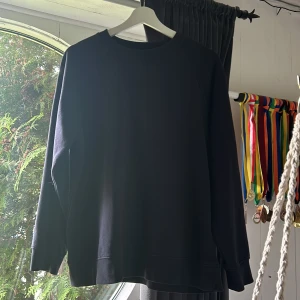 Mörkblå tröja  - Säljer en mörkblå tröja från H&M. Använd men i bra skick 