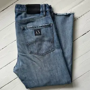 Jeans från Armani Exchange. Sliten stil men i bra skick! Storlek 32 i bredd, avklippt där nere för att passa min längd. Skriv för frågor!