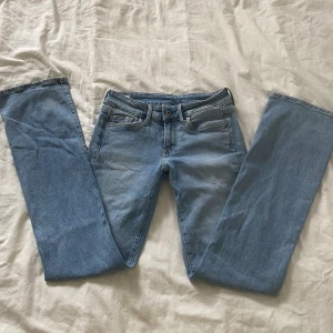 Lågmidjade bootcut jeans  - Säljer då de inte passar längre. Små slitningar längst ner på ena benet(se bild 5). I övrigt fint skick. Innerbenslängd: 80 cm, midja: 32 cm, grenhöjd: 20 cm