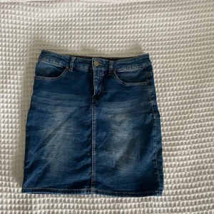 Jeanskjol - En jätte snygg jeanskjol i en snygg jeansfärg! Kommer tyvärr inte till användning. Storlek 38