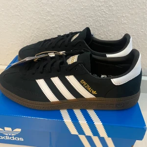 Nya Adidas Handball SPEZIAL 38 2/3 - Helt nya och oanvända med tags.  Svarta (Core Black / Cloud White / Gum) Finns bara dessa. Felköp. 