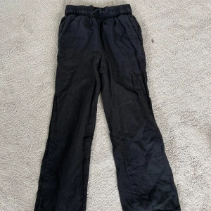 Linnebyxor  - Ett par svarta linnebyxor i från Cubus i storlek 140 (Tvättar innan jag skickar) 