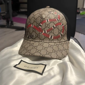Gucci keps - Gucci king snake keps i storlek m och färgen beige. Ny pris 4600kr mitt pris 1499.