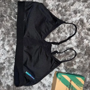 Sport bh - Två stycken sport Bhs från New body. en oöppnad kvar i sin förpackning en annan öppnad men bara testad därav helt ny. Storlek L men hyfsat liten i storlek💕 går att köpa separat 