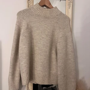 Stickad tröja - Säljer denna fina stickade tröja från Vila, använd max 2 gånger. ❣️ 