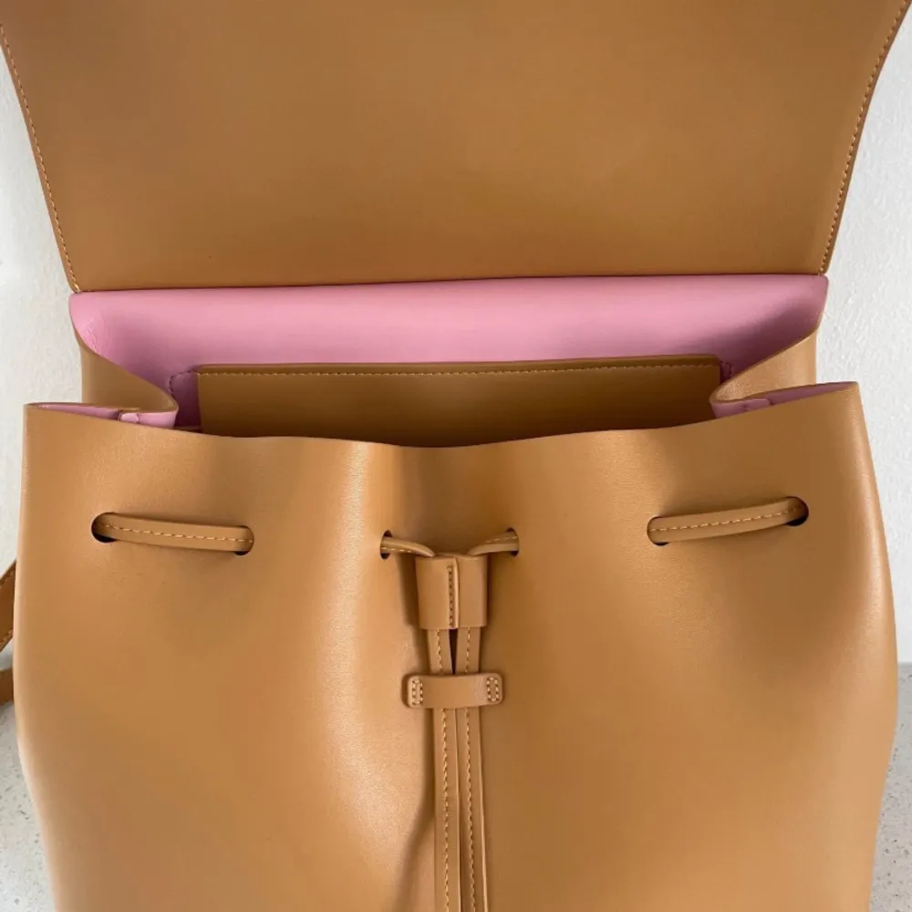 Hej,   Säljer en helt ny väska ifrån Mansur gavriel, självklart äkta.  Brun/beige skinn med rosa insida.   Nypris 8900 kr.  . Väskor.