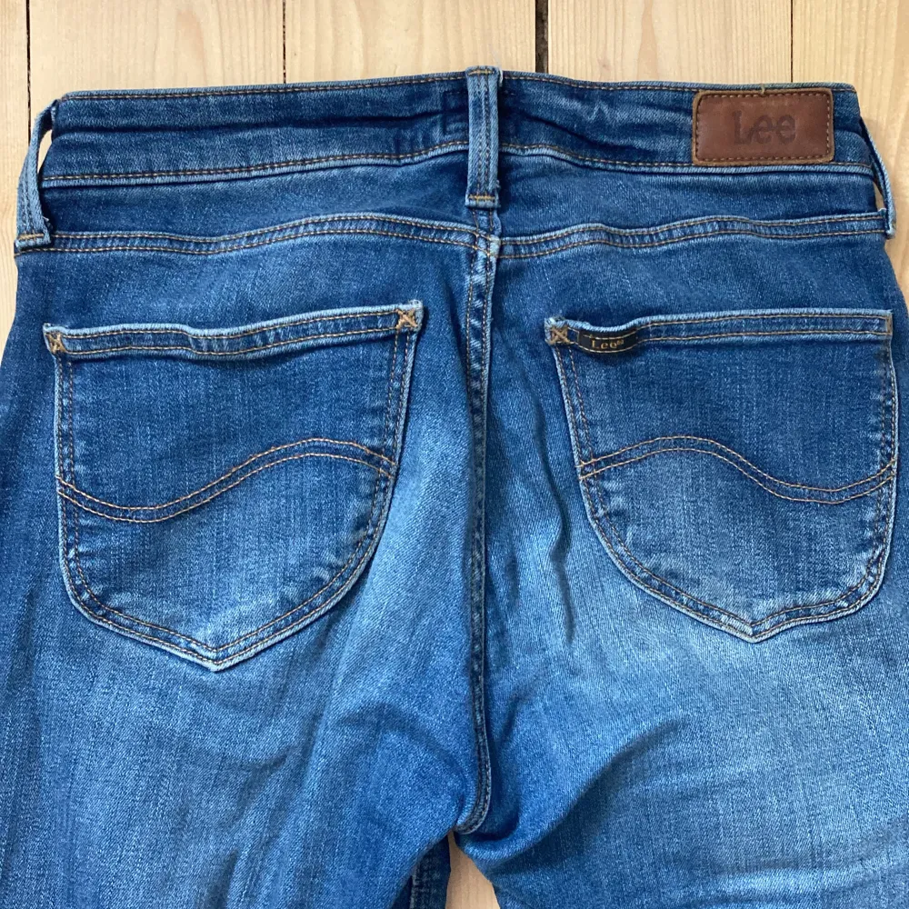 Bootcut jeans från Lee i strl W27💋Kortare i benen så passar kortare personer🫶🏻 Jeansen är använda men i fint skick och utan defekter😇 Säljer då jag vuxit ur dem. Jeans & Byxor.