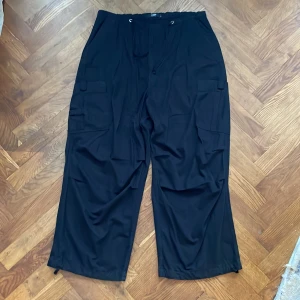 Jaded london parachute pants  - Svarta parachute pants från jaded london strl:XL