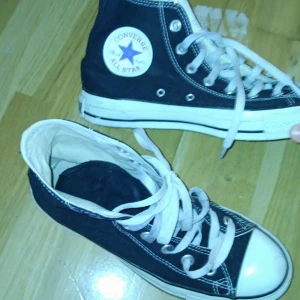 Jätte fina converse - Nästan helt nya andvändt dem 2 gnr 