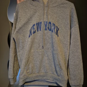 Tunn hoodie - En tunn hoodie minns inte vart den är köpt använd fåtal gånger säljs pga används inte