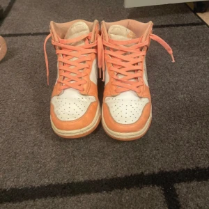 Nike skor i färgen aprikos  - Storlek 39 är använda men är tvättade är köpte för 1500
