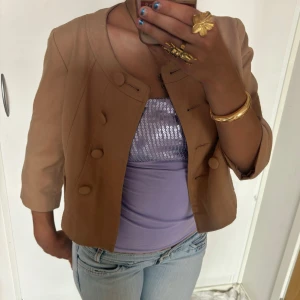 Kort kappa - Såå fin kappa, fin på höst och vår. Trekvartsärmad kaffe färgad. Jag är 168, och det är mina bilder. Köp via köp nu direkt eller Swish. Kvar tills markerad som såld 💋