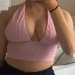 Rosa halterneck topp - En söt halterneck topp i en charmig rosa färg! Storlek XS men passar S. 