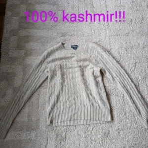 Kashmir tröja!!! - Tjo! Säljer denna sjukt snygga kabel stickade kashmir tröja från raulph lauren. Skicket är okej och tröja har en lagning på armen som man kan se på sista bilden. NY PRIS 7200 KR MITT PRIS 1500