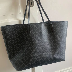 By malene Birger väska  - By malene Birger väska i färgen svart och grå❤️Det är mellan modellen❤️nypris ligge på 3899❤️övriga väskan är i fint skick❤️banden är där i mot i sämre skick men går enkelt att nya hos skomakare eller väskafärer för en liten summa❤️