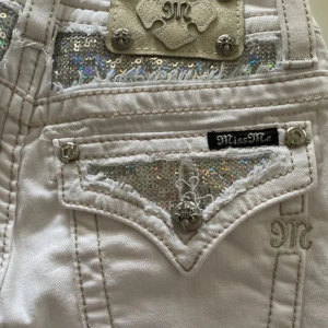 MissMe jeans str 26 skinny - Poulära Y2K jeans från missme. Storlek 26 innerbenet 31. Har flera olika modeller ute. 98%cotton, 2 % elastan. Dessa är aldrig använda, passar perfekt till sommaren. De är vitare än på bilderna