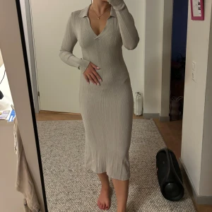 Långklänning - Fin grå långklänning i mjukt tyg från Hm  Aldrig använd 