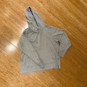 Grå hoodie  - Fint sick