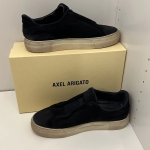 Axel Arigato skor - Ett par arigatos med blå mocka, helt okej skick. Box ingår, nypris ~2000kr