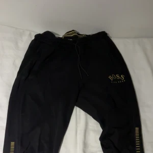 Storlek M  - Hugo boss byxor