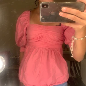 Blus - Jätte söt rosa blus som ej kommer till andvänding 💕 den är mer rosa k värkligheten💕 skriv gärna för  fler bilder . Pris kan diskuteras 💵 