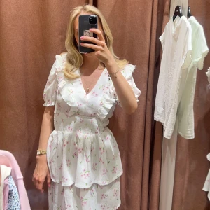 Sommarklänning blommig - Säljer denna otroliga sommarklänningen. Använd en gång och säljer för att jag rensar min garderob. Från Gina Tricots sommarkollektion tror jag 💕