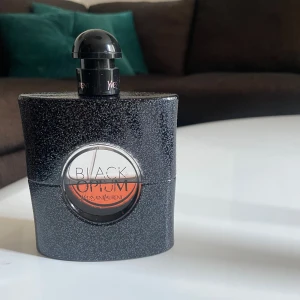 Ysl- Black Opium  - Black opium är en blommig och orientalisk doft. En populär klassiker från varumärket Yves Saint Laurent!  I använt skick och det finns 45ml kvar. Perfekt köp för dig som vill testa lukta lyxigt för ett billigt pris!💕  (90 ml, nypris är 1829kr)