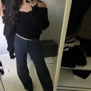 Stickad offshoulder tröja - Tveka inte vid frågor! Säljs på grund av flytt och rensning 🌸