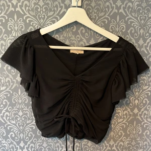 Svart topp - Jättesnygg svart topp från HM i storleken S, justerbar passform som man ändrar med banden, inga defekter, använd fåtal gånger, som ny💕